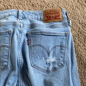 light wash levi jeans